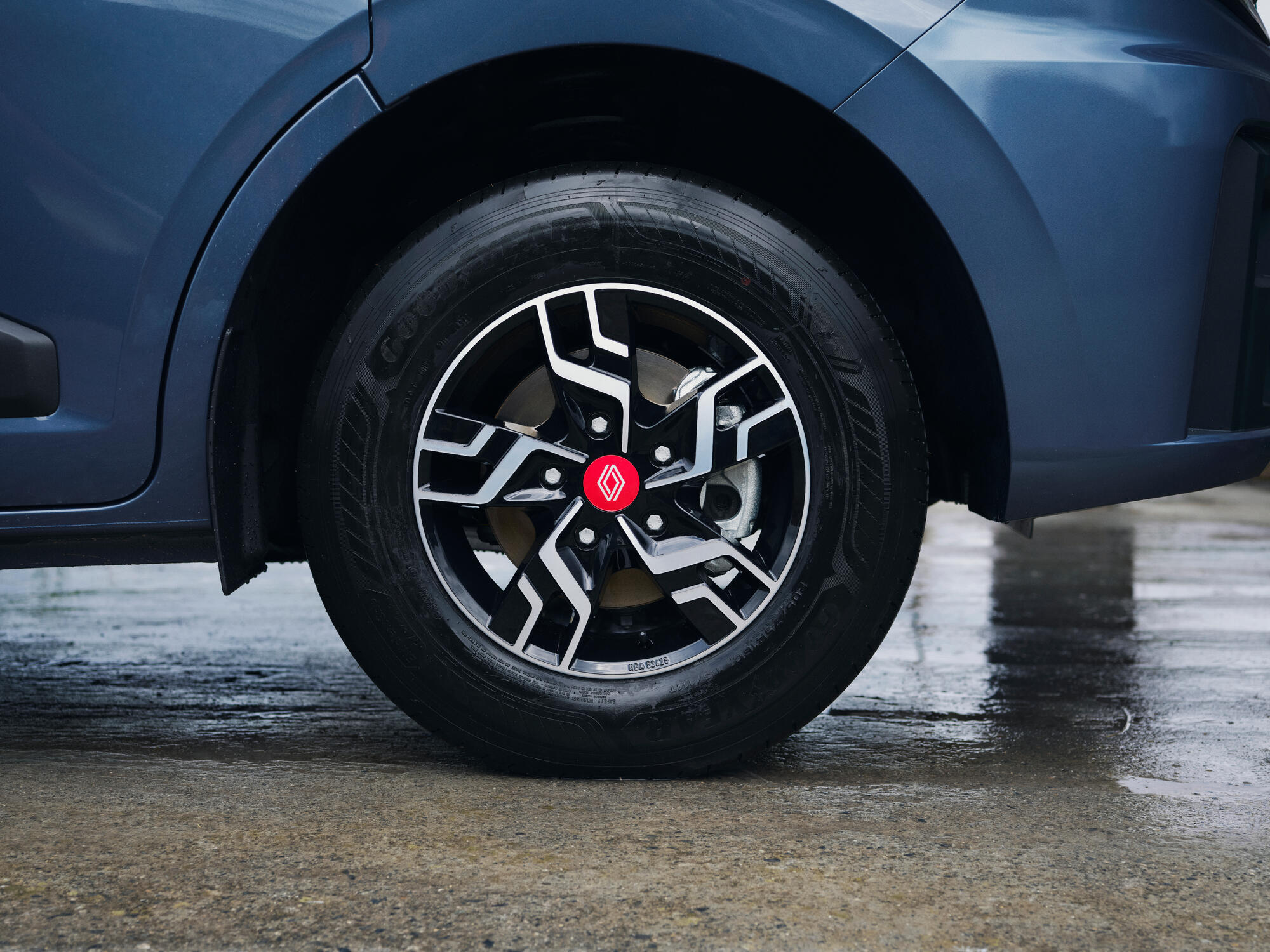 Renault Trucks Master Red EDITION Exclusive - detail of wheel with rim