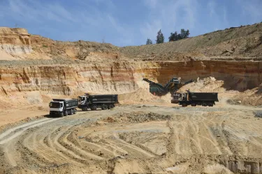 The operator of a sand quarry in Tunisia has opted for several Renault Trucks K 500 hp models to transport its raw materials