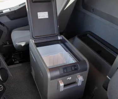 Stay cool—both inside and outside the cab—thanks to the DOMETIC CFX5 refrigerator, factory-installed in day cabs. Capacity: 25 L Temperature range: -22 °C to +20 °C Flexible and portable: easily detaches from its mounting bracket so you can take your fresh food with you when you leave the cab. Contact your local dealer to learn more!